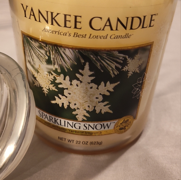 NEW! YANKEE CANDLE 22oz Sparkling Snow - Picture 4 of 6